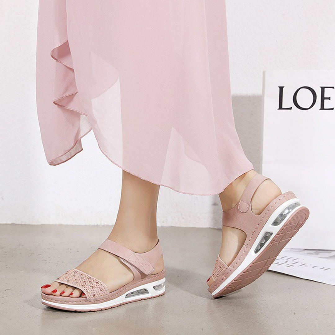 Sandales de marche femme avec brides élastiques. Confort et soutien pour les longues journées.