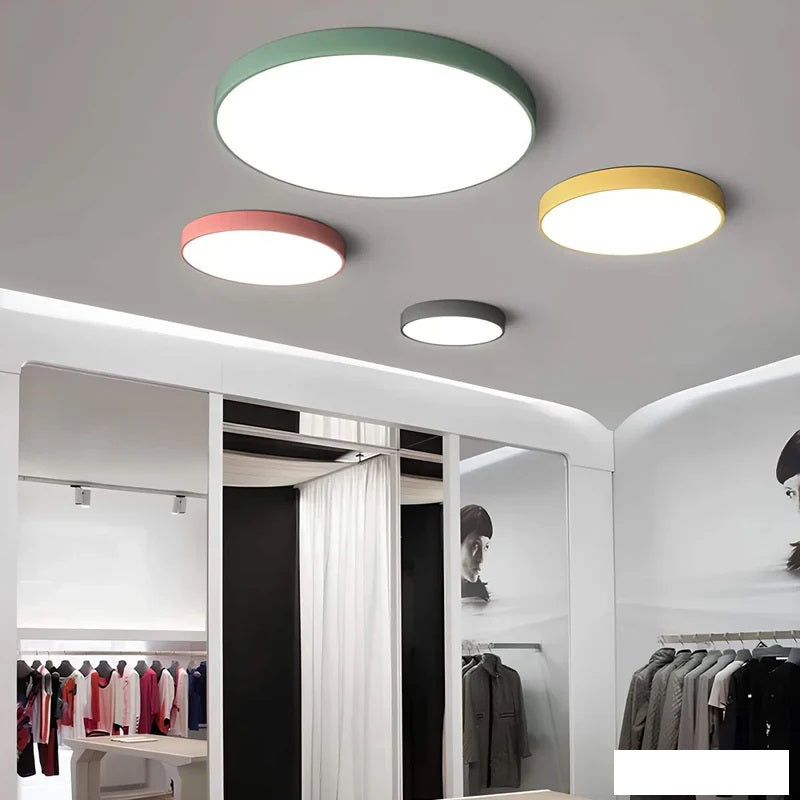 Plafonnier LED moderne à installer, style élégant et épuré pour un intérieur contemporain.