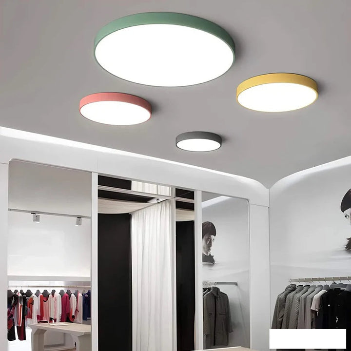 Plafonnier LED moderne à installer, style élégant et épuré pour un intérieur contemporain.