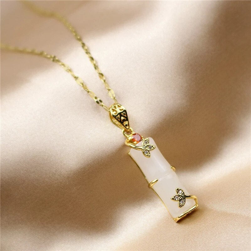 Collier amulette femme: bijou élégant vert et blanc. Favorise protection et harmonie, accessoire de bien-être polyvalent.