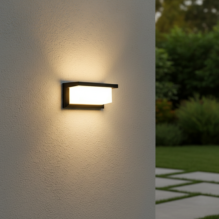 Lanterne LED extérieure scandinave, lumière chaude. Applique murale moderne et économe pour sécurité et décor.
