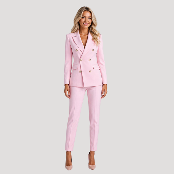 Tailleur pantalon femme élégant, coupe impeccable pour une tenue de bureau chic et confortable.