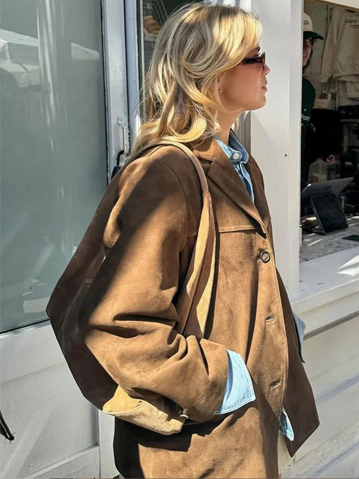 Blazer femme marron élégant et décontracté, coupe oversize, essentiel pour l'automne et le printemps.