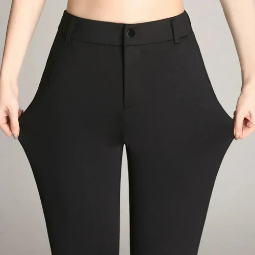 Pantalon bleu marine évasé femme Mila, taille haute, offre un style chic et un confort optimal.