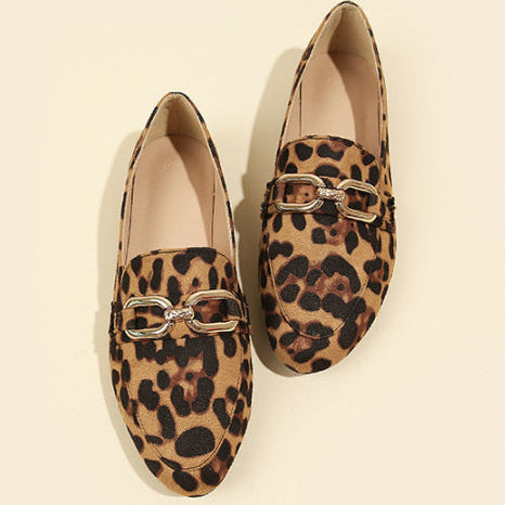 Paire de mocassins femmes élégants à bout rond, offrant un confort optimal. Idéales pour le quotidien printanier et estival.