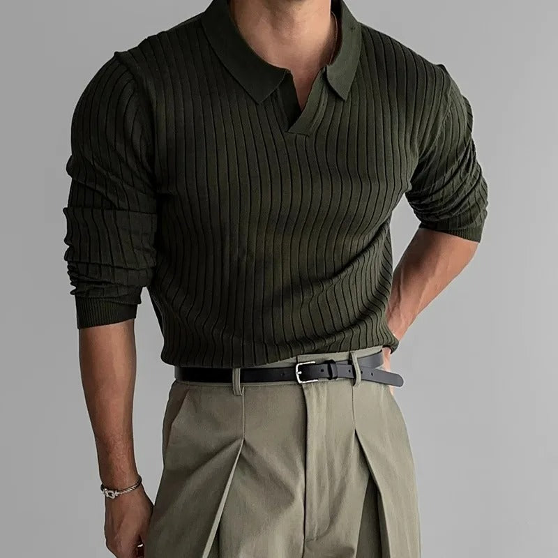Zoom sur un polo homme uni à manches longues, essentiel de la garde-robe pour l'élégance décontractée.
