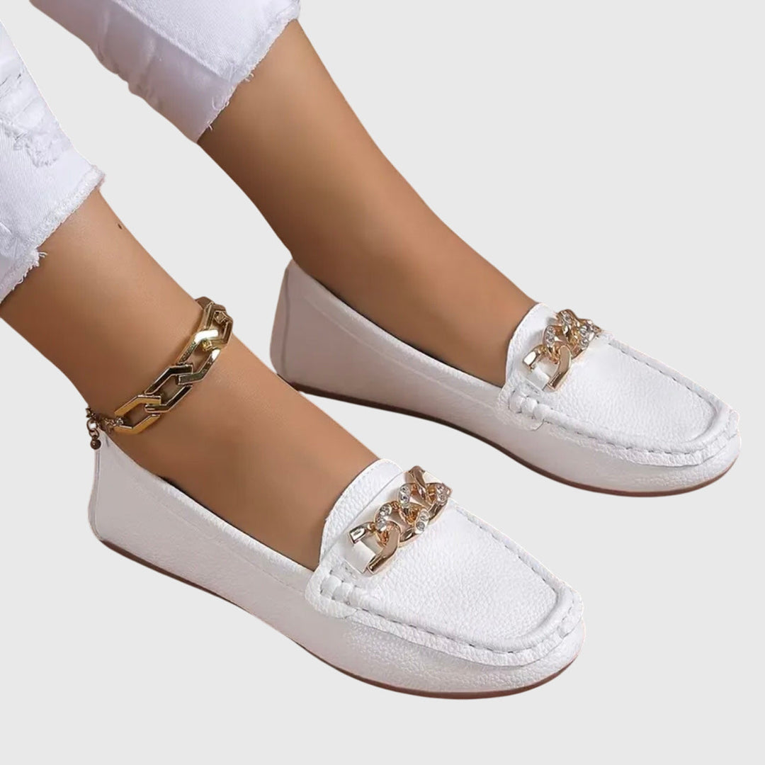 Magnifiques mocassins femme noirs avec chaîne, bout rond. Chaussures élégantes et polyvalentes pour le quotidien chic.