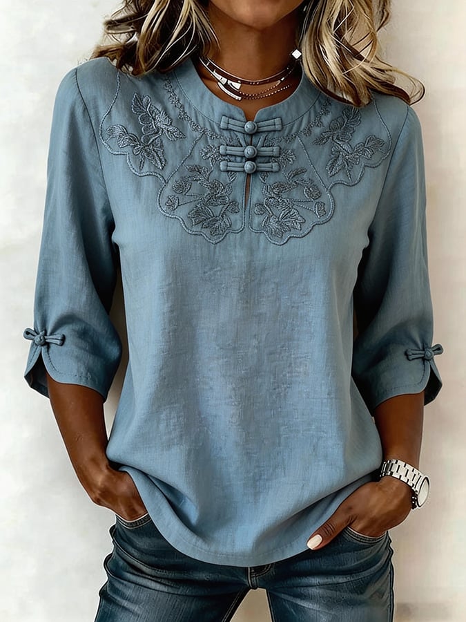 Haut femme confortable brodé floral, manches 3/4, col rond. Parfait pour une tenue quotidienne chic et naturelle.