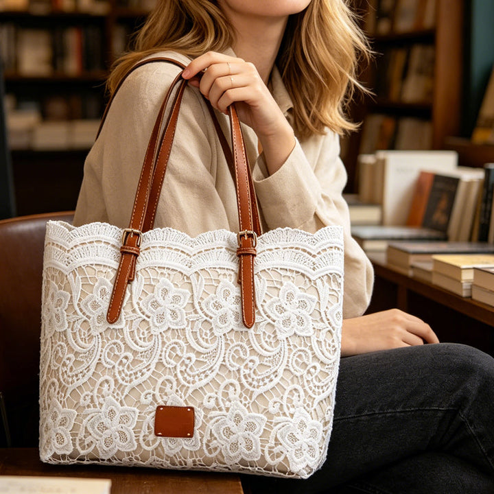 Élégant tote bag vintage en dentelle blanche, parfait pour femme, look chic et romantique.