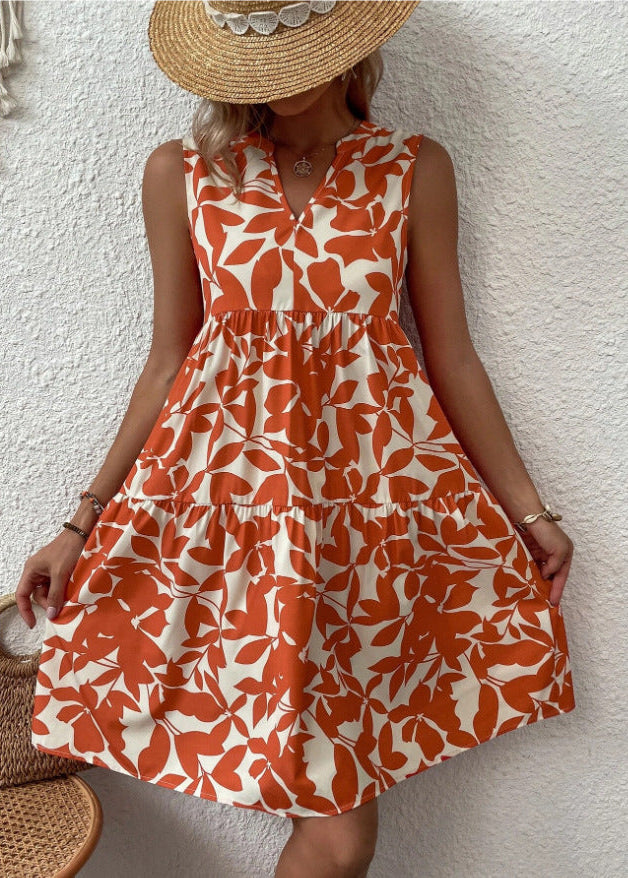 Élégante robe courte femme à fleurs, fluide et légère, parfaite pour une silhouette estivale raffinée.
