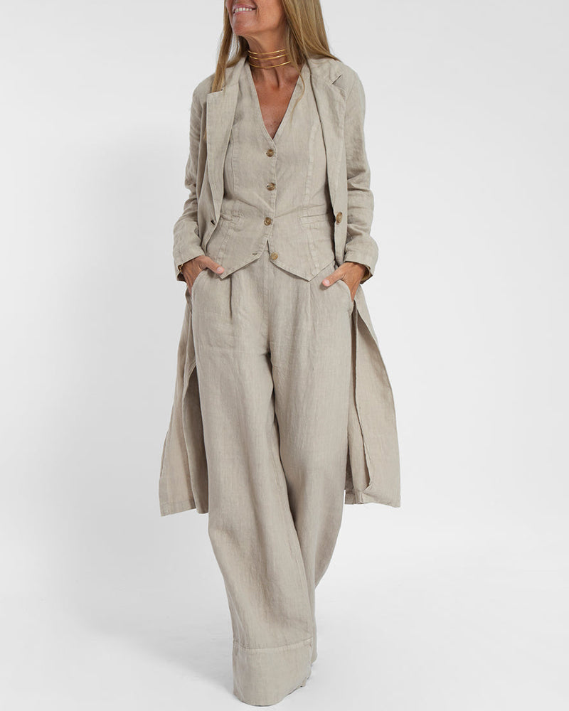 Tenue décontractée Alma en lin beige, gilet léger et pantalon large pour femme.
