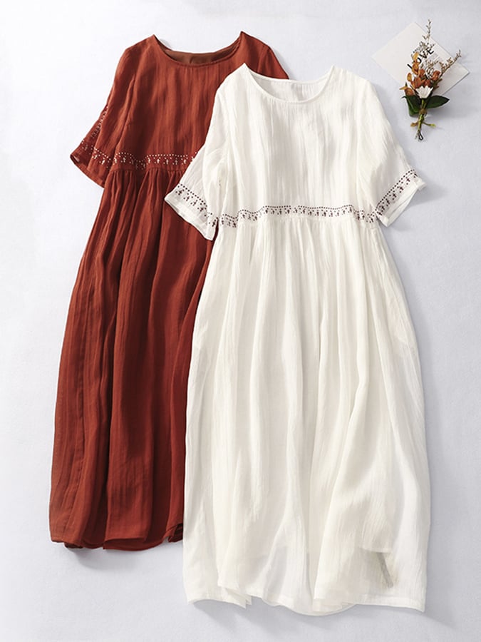 Magnifique robe maxi brodée pour femmes, coupe confortable, idéale pour un look estival chic et décontracté.