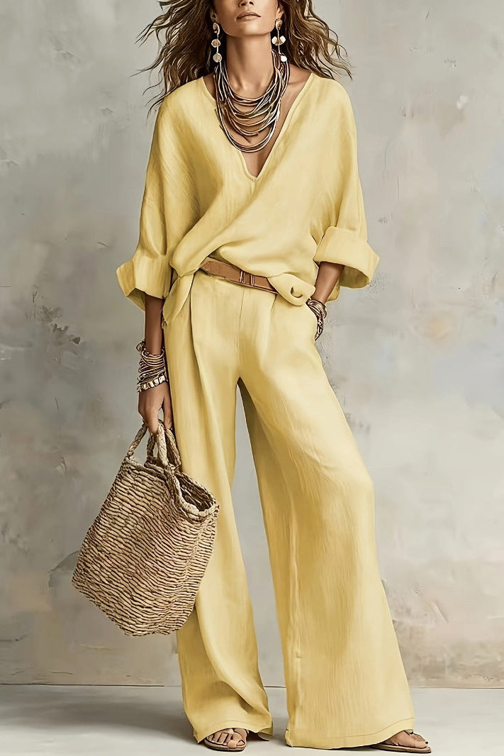 Ensemble femme fluide confortable. Haut col V élégant et pantalon large. Idéal pour un look estival décontracté.