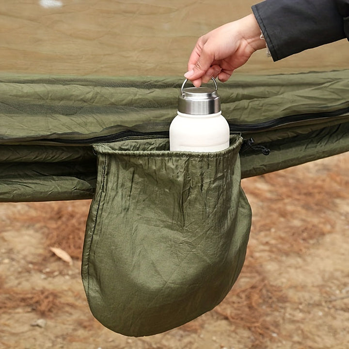 Hamac confortable double avec protection moustique pour des moments de détente dans le jardin.