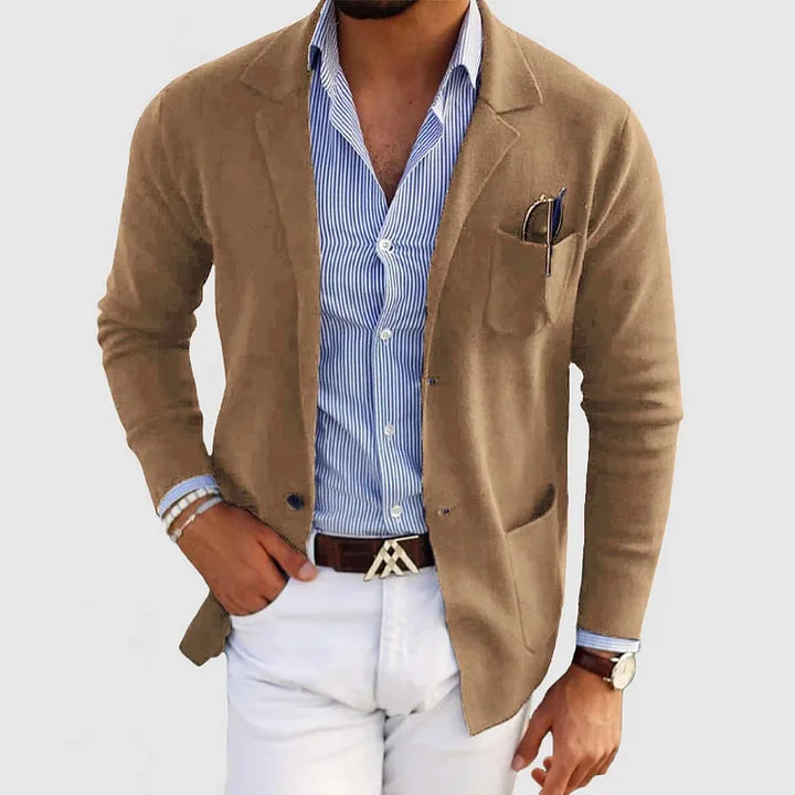 Veste blazer homme beige décontractée mais élégante. Idéale pour un look polyvalent et moderne.