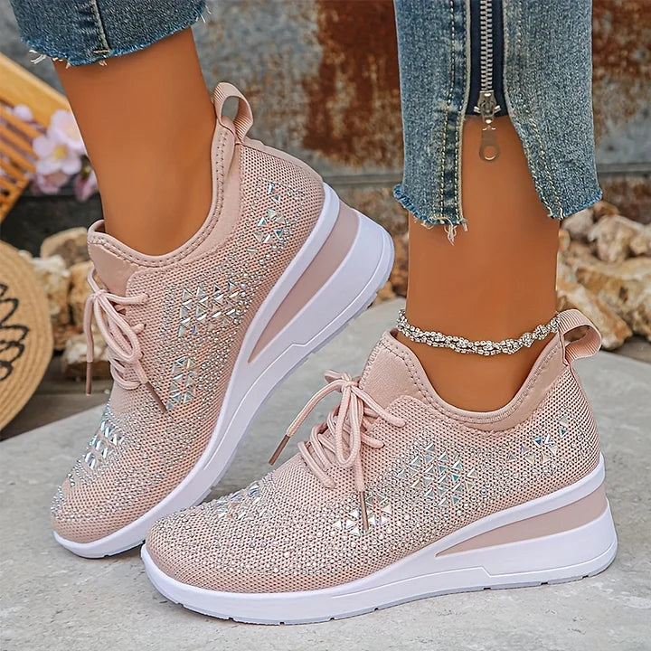 Design élégant de baskets femme orthopédiques, détails strass scintillants, grand confort et légèreté.