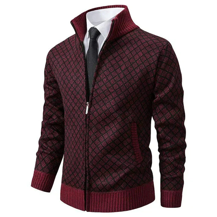 Cardigan homme jacquard zippé et col montant, look chic et décontracté. Mode automne hiver.
