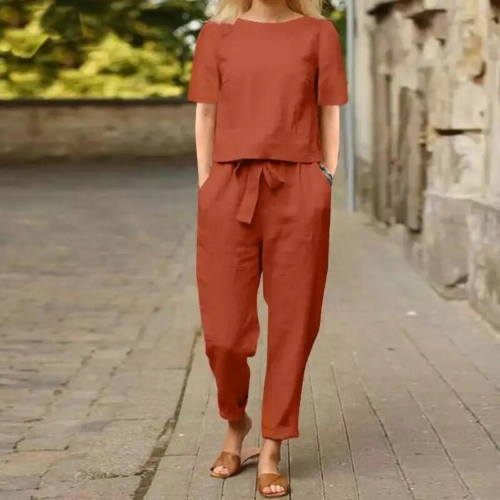 Ensemble élégant femme, deux pièces, pour un style chic et confortable. Parfait pour les journées printemps-été.