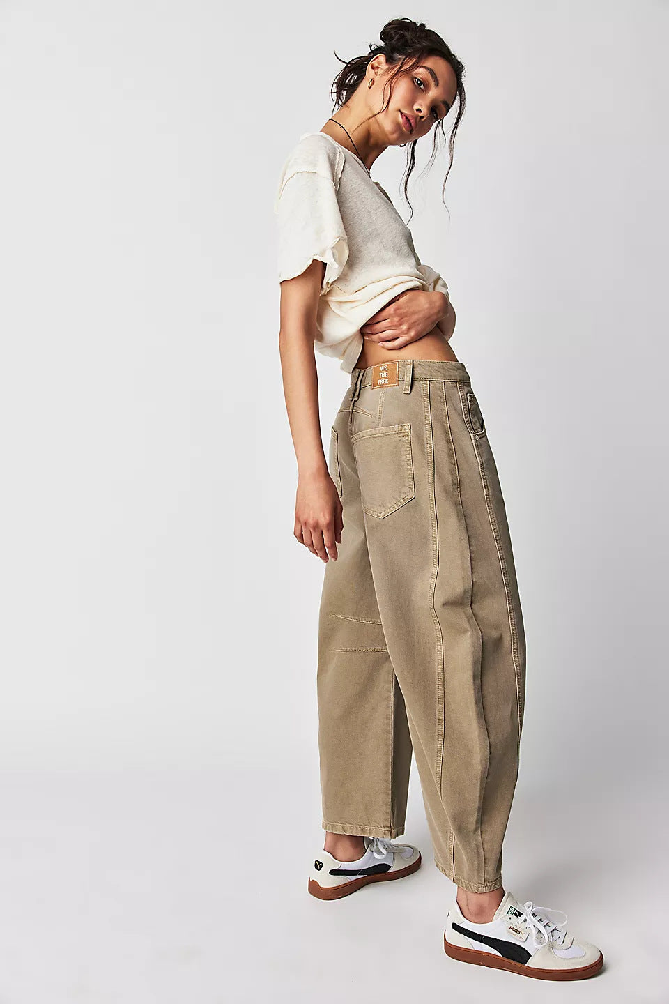 Jean barrel femme stretch, coupe ample moderne, pour un confort optimal.