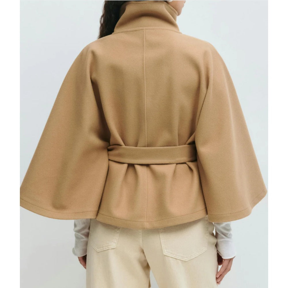Cape femme chic et tendance, coupe élégante, col montant, parfaite pour la mode hivernale. Vêtement femme de luxe.