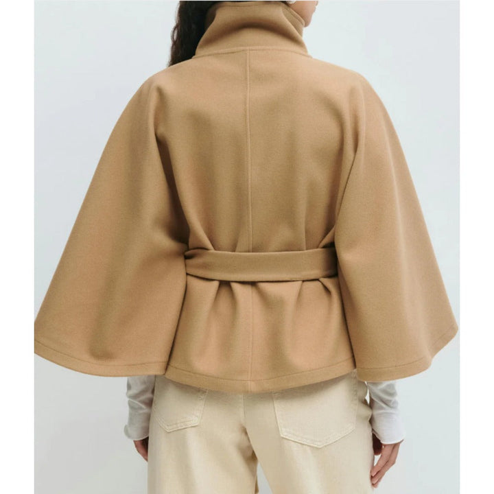 Cape femme chic et tendance, coupe élégante, col montant, parfaite pour la mode hivernale. Vêtement femme de luxe.