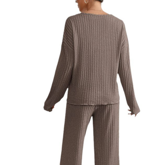 Chic et décontracté: ensemble pull col V et pantalon en maille douce pour femme. Confort optimal.