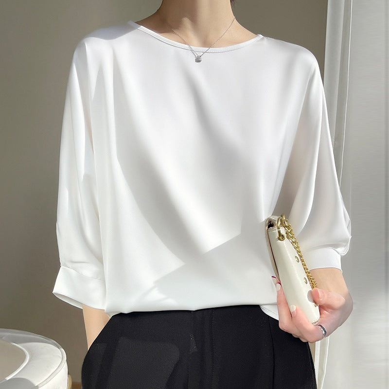 Chemisier femme élégant à col rond, fluide et léger, idéal pour le bureau ou une tenue de printemps-été chic.