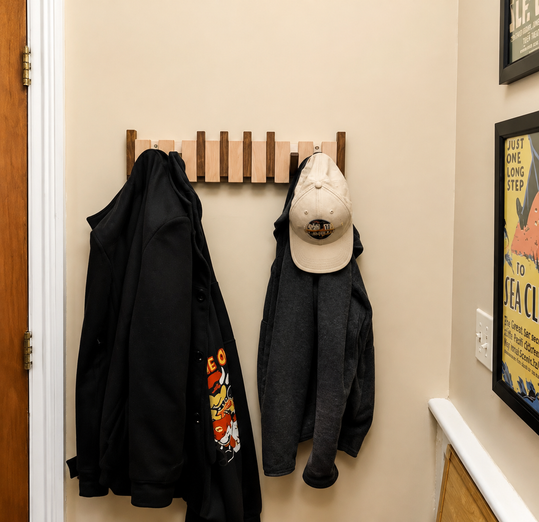 Rangement entrée astucieux : porte-manteau mural en bois, design piano, optimise l'espace et la décoration.
