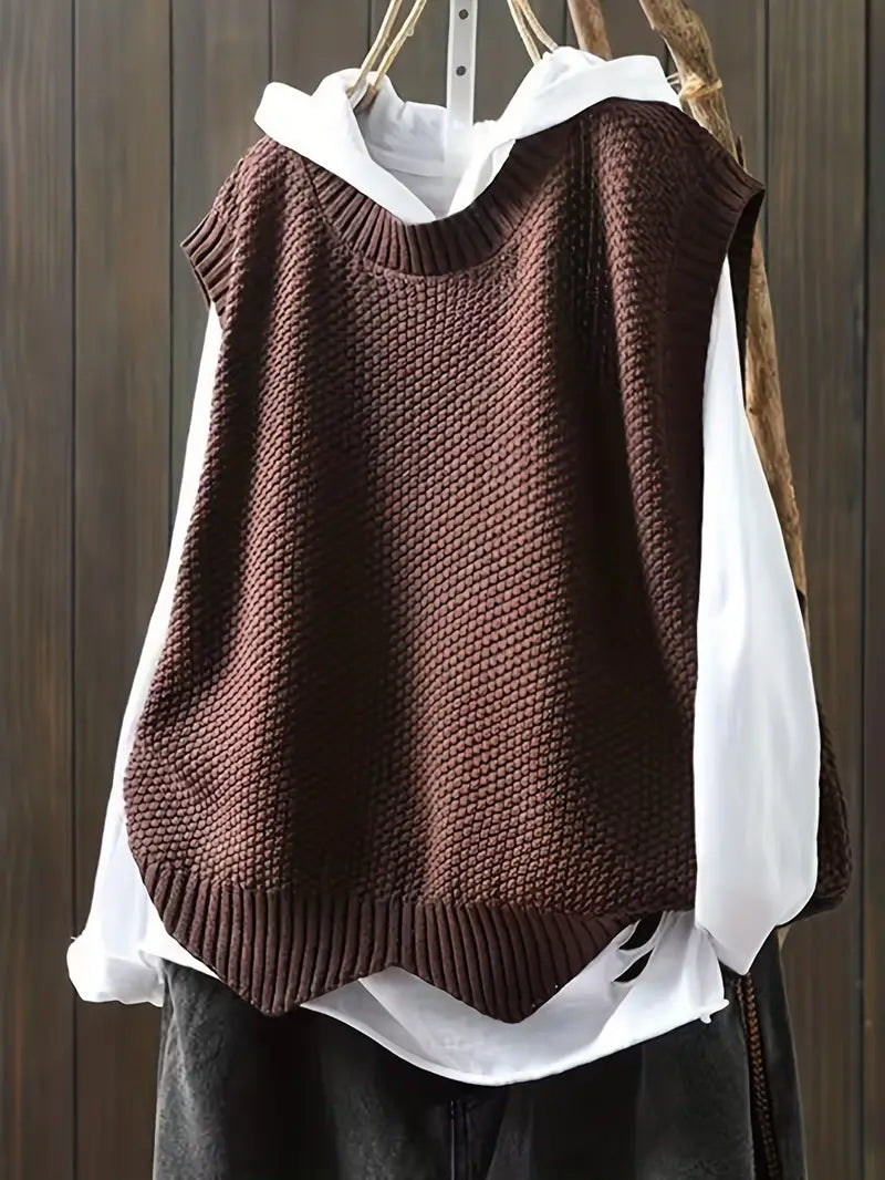 Pull sans manches femme beige, coupe droite, col rond. Idéal pour une superposition chic et un confort quotidien.