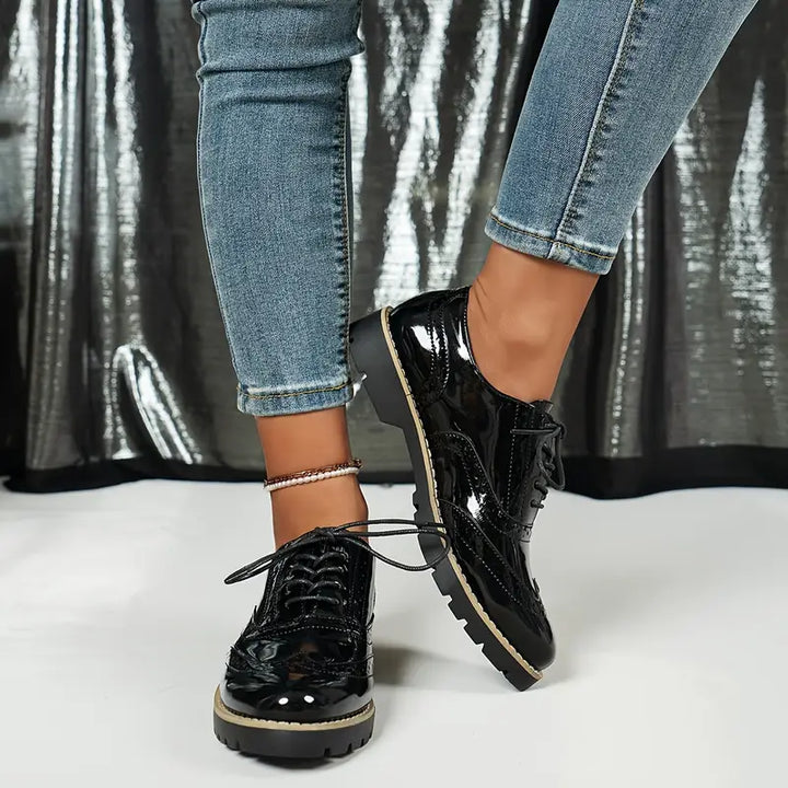Détail des lacets: chaussures femme vernies Lucienne, parfaites pour un style habillé et élégant au quotidien.