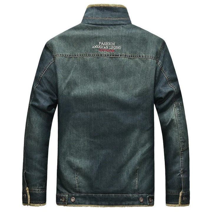 Veste en jean homme décontractée et chaude, couleur bleue. Idéale pour un look hivernal confortable et mode.