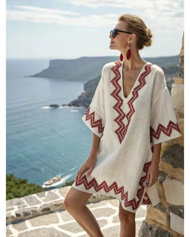Mini robe kaftan femme fluide et confortable à rayures, idéale pour la plage ou une sortie décontractée d'été.