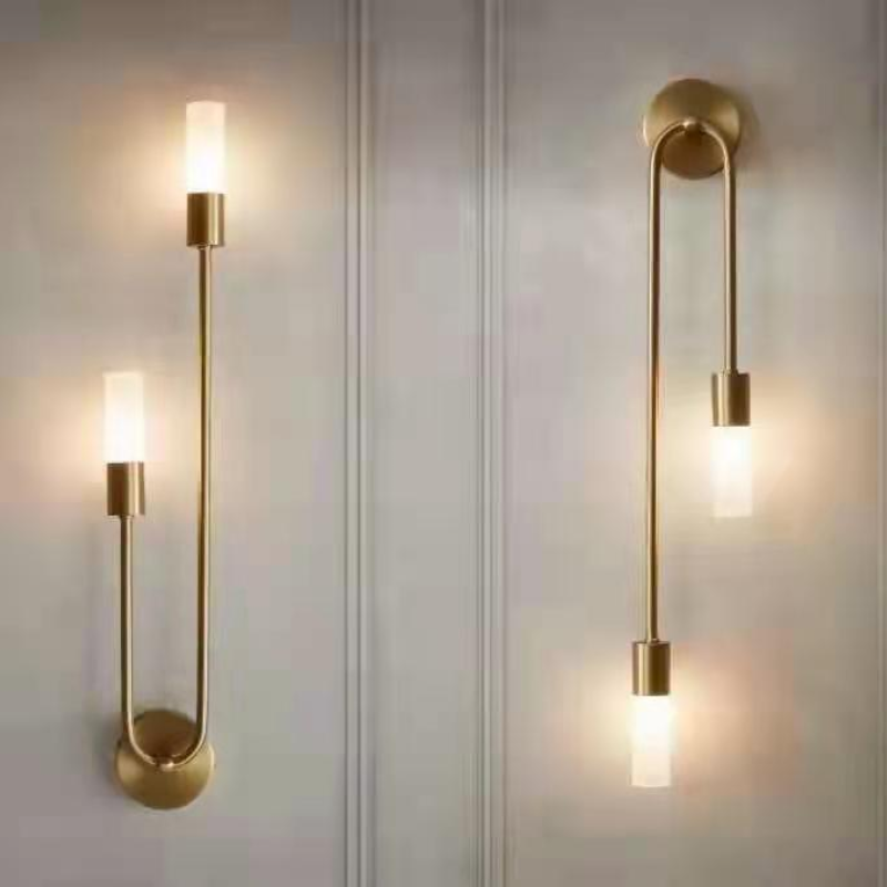 Élégante applique murale LED dorée, style contemporain, luminaire décoratif pour une lumière chaleureuse.