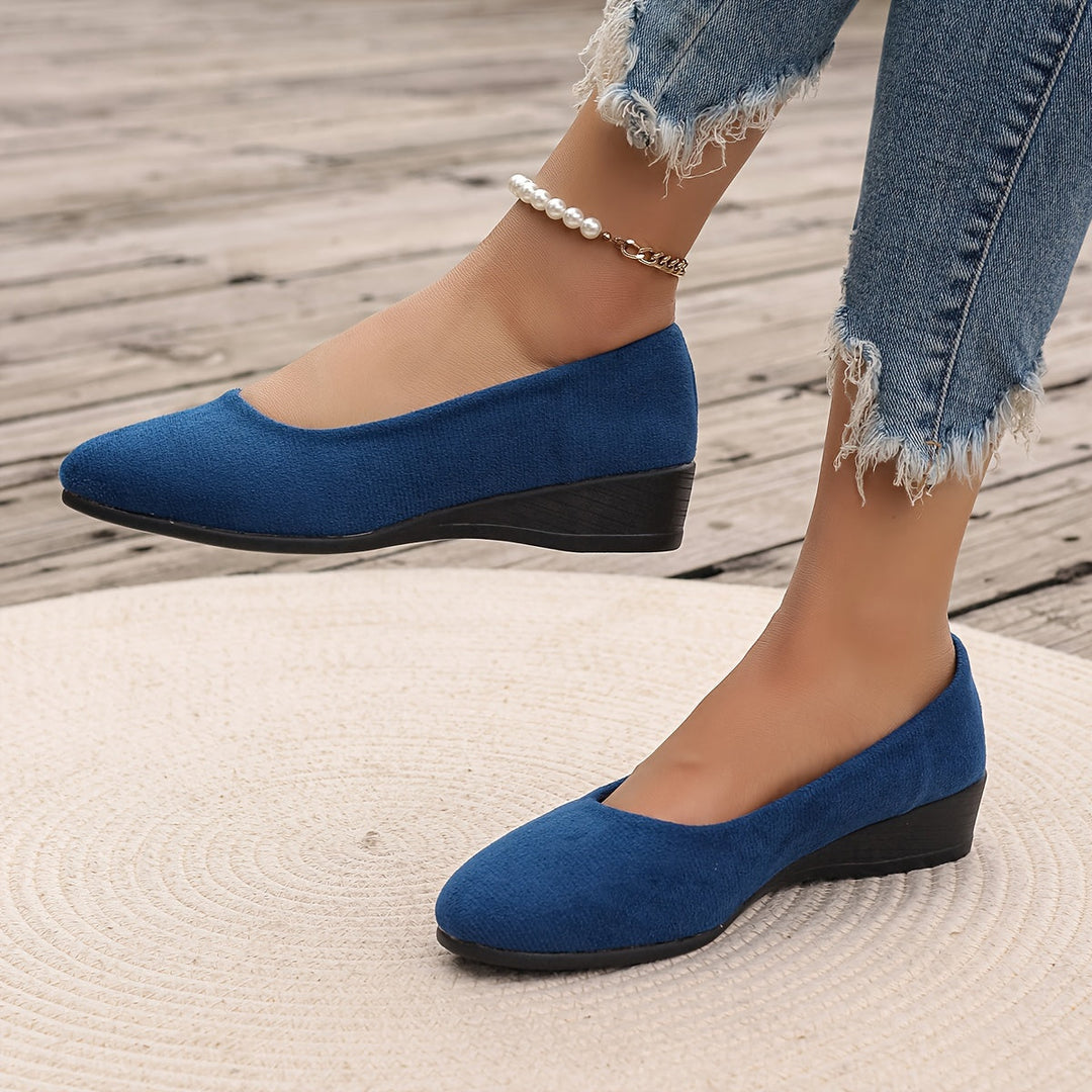 Profil de ballerines femme à talon compensé, confortables et stylées pour toutes les saisons et occasions.