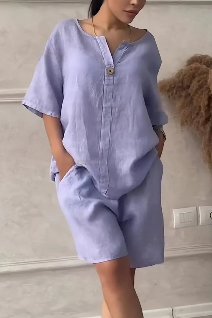 Ensemble femme polyvalent: chemisier et short taille haute pour l'été, idéal pour les vacances décontractées.