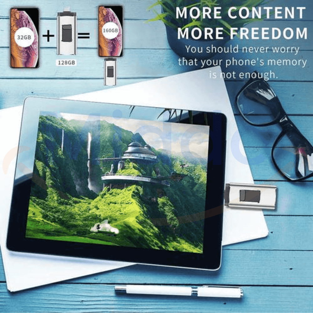Mémoire externe 4-en-1 compacte avec connecteurs USB-C, Lightning, Micro-USB pour téléphone et PC.