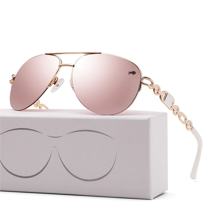 Vue détaillée des lunettes de soleil femme polarisées aviateur, protection UV400 stylée.