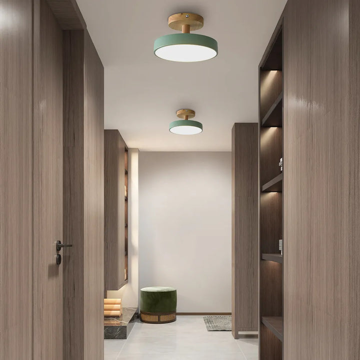 Plafonnier scandinave en bois clair, abat-jour pastel. Lumière LED douce.