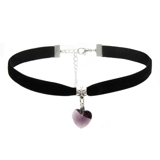 Collier ras du cou élégant pour femme, bijou chic et tendance, parfait accessoire mode ajustable.