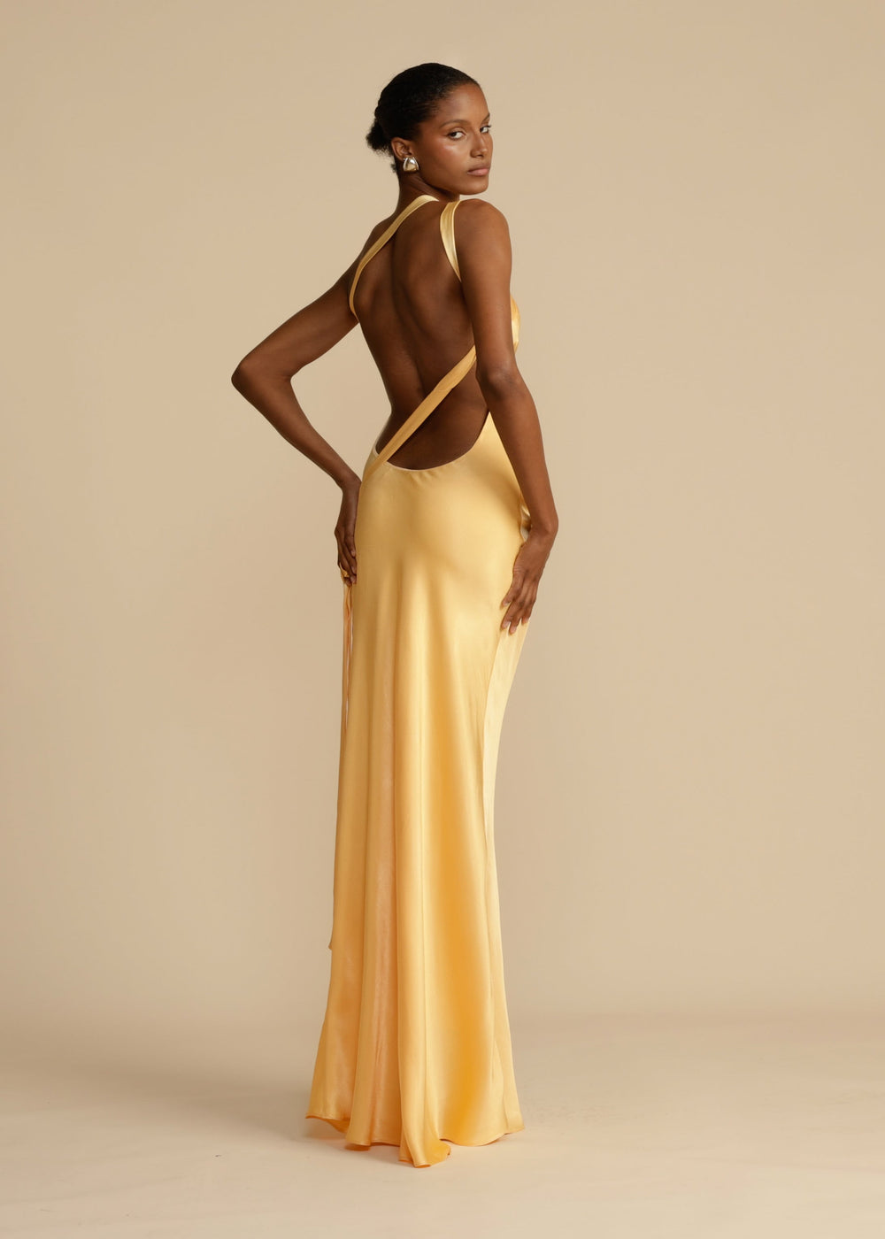 Magnifique robe longue de soirée femme, dos nu plongeant et coupe asymétrique pour un look chic.