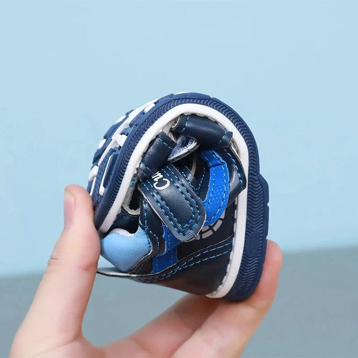 Chaussures orthopédiques bébé garçon, confortables et sécurisantes pour accompagner les premiers pas en été.