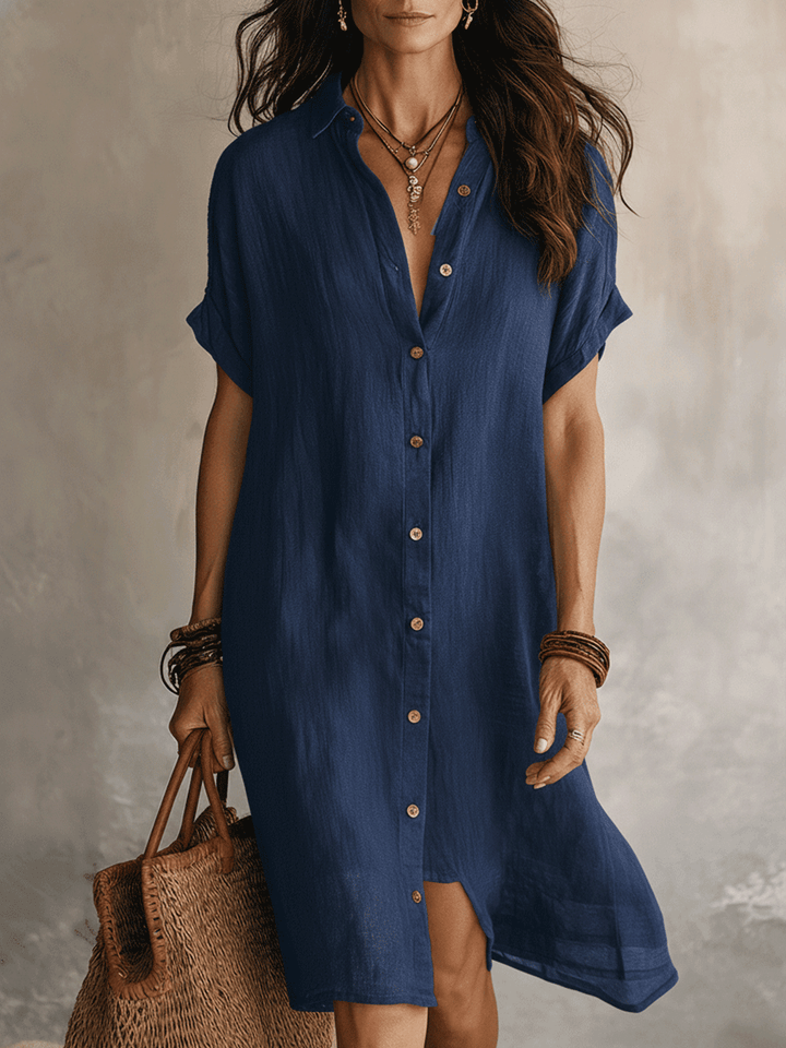 Robe chemise femme chic et décontractée, style minimaliste, parfaite pour la plage ou une sortie printanière.