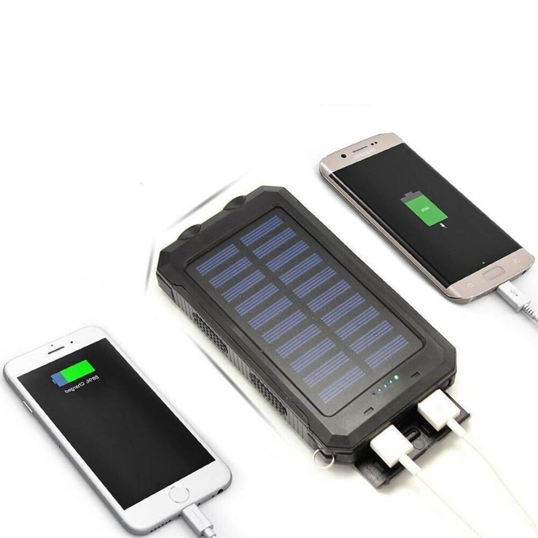 Détail des ports double USB du chargeur solaire étanche. Batterie externe ultra-capacité avec lampe LED.