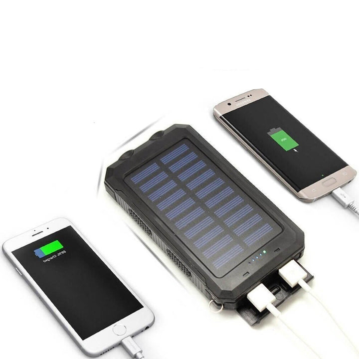 Détail des ports double USB du chargeur solaire étanche. Batterie externe ultra-capacité avec lampe LED.