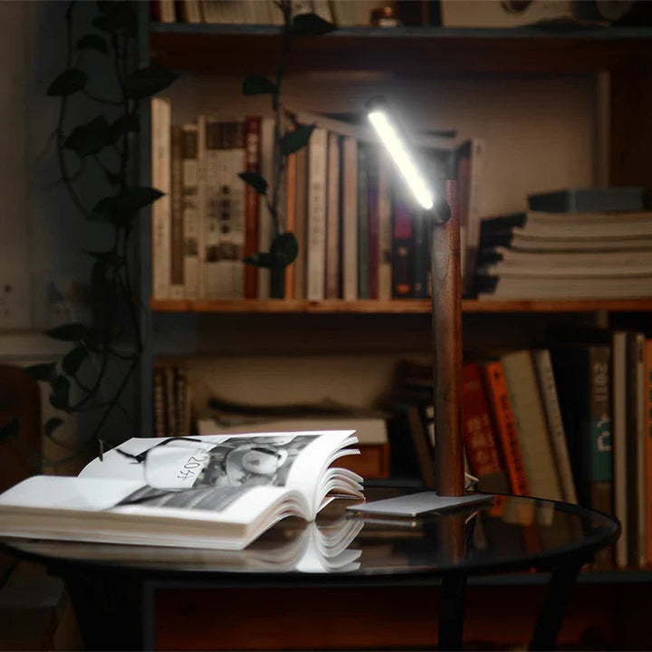 Lampe de bureau LED Flexura, lumière douce réglable pour un confort visuel optimal lors du travail ou de la lecture.