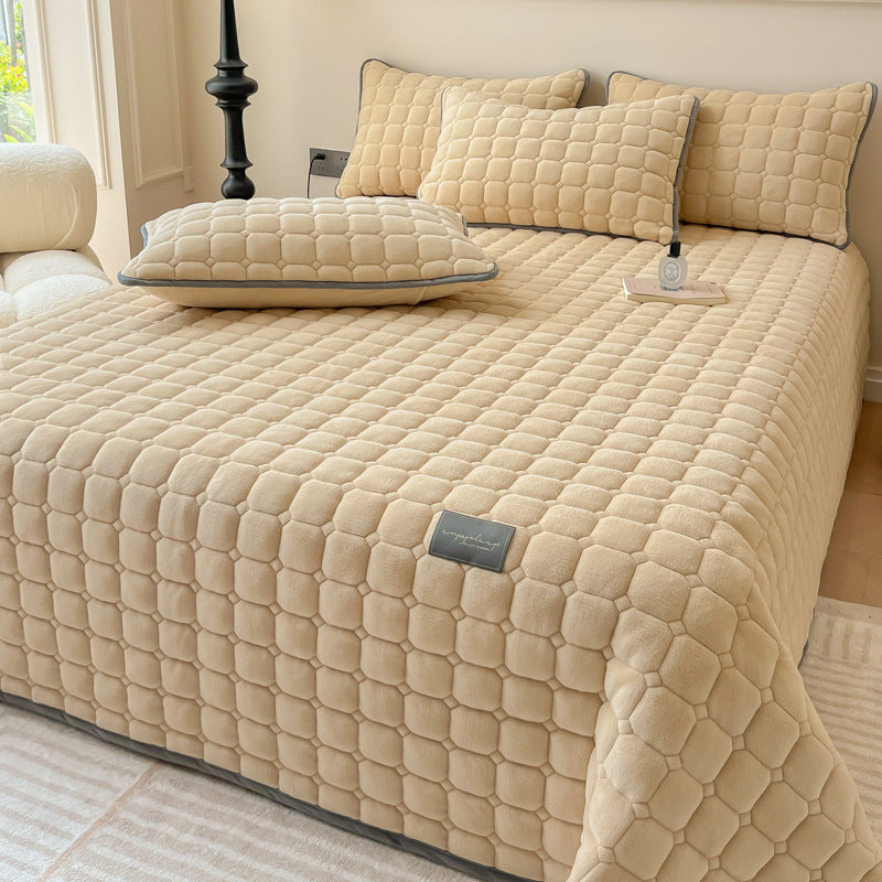 Couverture de lit luxueuse, douce, avec texture carrée, apporte confort moderne à la chambre.