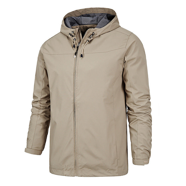 Gros plan : Capuche et fermeture éclair veste homme imperméable coupe-vent. Protection pluie et vent.