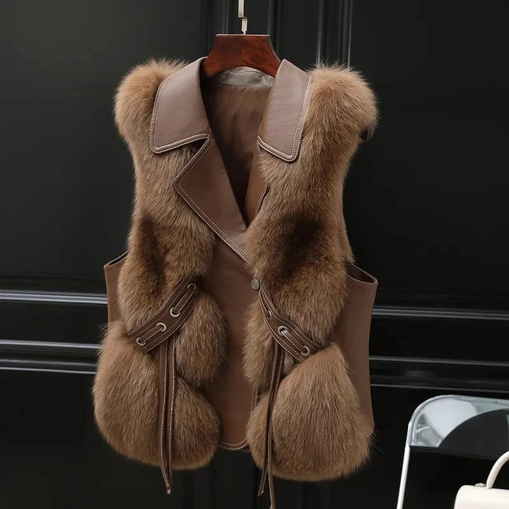 Gilet femme sans manches en fausse fourrure, ajustable et pratique, parfait pour la mode hivernale avec confort.