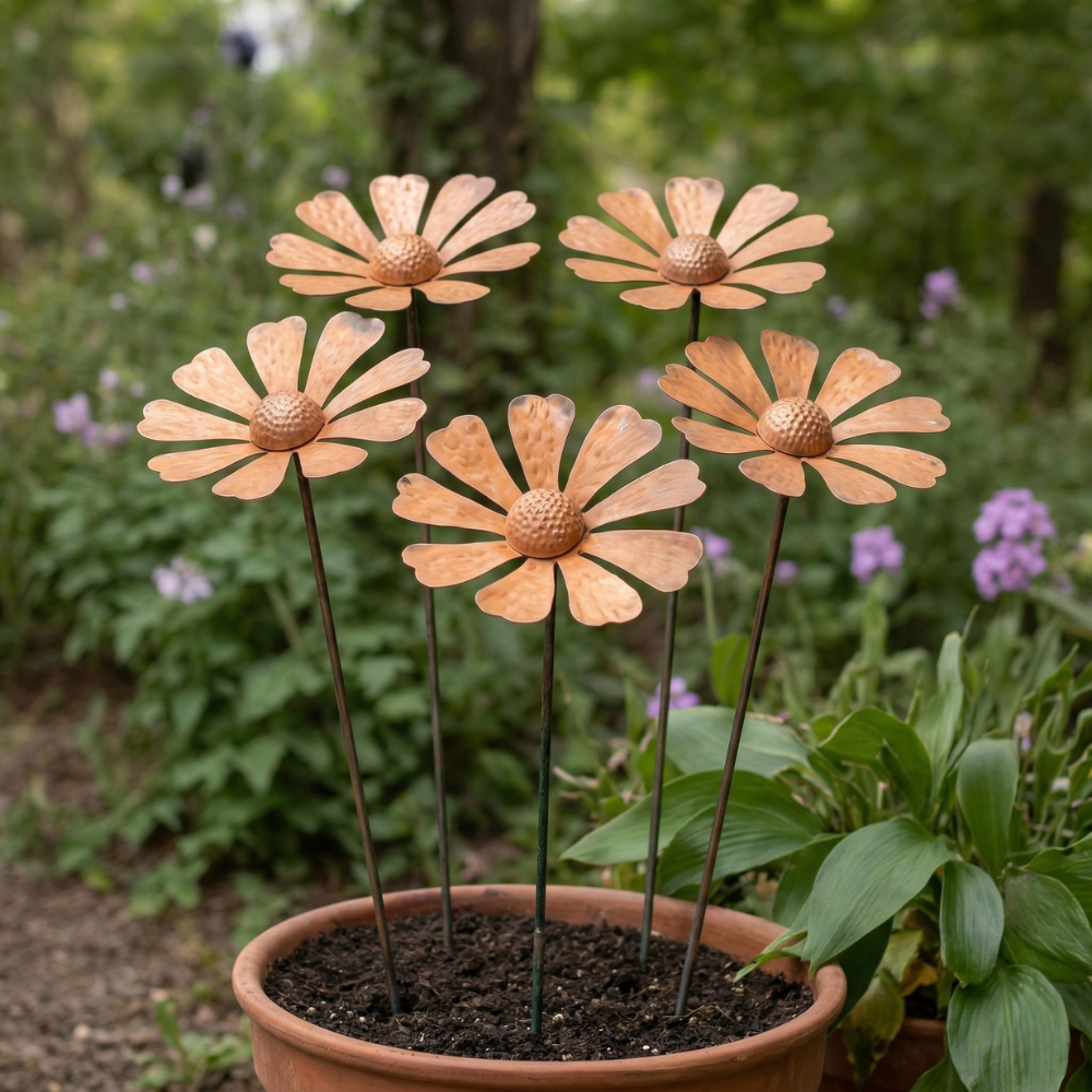 Tuteur de jardin en métal fleur de camomille, décor extérieur rustique.