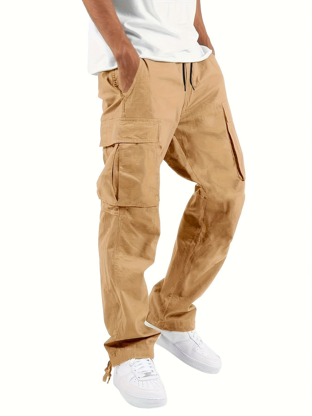 Homme en pantalon cargo noir décontracté, look streetwear urbain moderne et confortable.